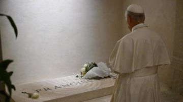 البابا لاون يزور بازيليك القديسة مريم الكبرى ويصلي أمام ضريح البابا فرنسيس