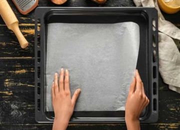 لو ورق الزبدة خلص من مطبخك .. بدائل منزلية بسيطة تمنع الالتصاق وتمنحك نفس النتيجة لو ورق الزبدة خلص من مطبخك .. بدائل منزلية بسيطة تمنع الالتصاق وتمنحك نفس النتيجة