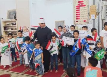 وزير الأوقاف يشيد بإمام وزع أعلام مصر على الأطفال بعد صلاة الجمعة (صور) وزير الأوقاف يشيد بإمام وزع أعلام مصر على الأطفال بعد صلاة الجمعة (صور)