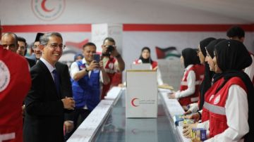 وزير شؤون المسلمين السنغافوري يزور الهلال الأحمر المصري .. مشيدا بجهود إغاثة غزة وزير شؤون المسلمين السنغافوري يزور الهلال الأحمر المصري .. مشيدا بجهود إغاثة غزة