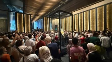 زحمة تشرح القلب.. إقبال كثيف من الزوار على المتحف المصري الكبير صور