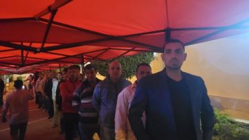 طوابير كثيفة من الشباب أمام لجان قصر النيل قبل دقائق من إغلاق الاقتراع