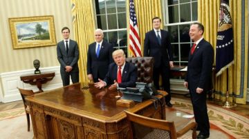 عارض صحي يوقف مؤتمر ترامب مع شركات الأدوية داخل المكتب البيضاوي مؤقتا