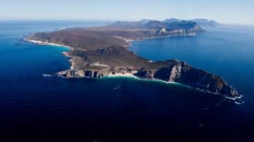 كم تخسر السفن العابرة من رأس الرجاء الصالح؟ رئيس قناة السويس يكشف عنها