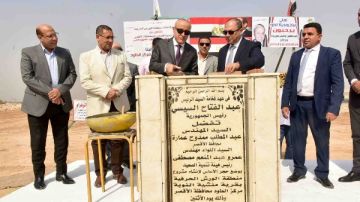 محافظ الأقصر ورئيس تنمية الصعيد يضعان حجر الأساس لمنطقة الورش الحرفية بالطود