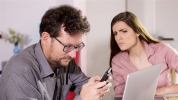 45 ألف حالة طلاق بسبب الخيانة عبر الإنترنت .. استشاري يكشف مفاجأة صادمة 45 ألف حالة طلاق بسبب الخيانة عبر الإنترنت .. استشاري يكشف مفاجأة صادمة