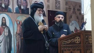 الأنبا مكاريوس يصلي النهضة بكنيسة الملاك ميخائيل بقرية بنى أحمد الشرقية