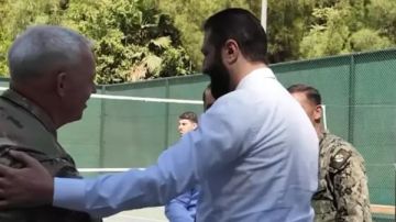 شاهد.. الرئيس السوري يلعب كرة السلة مع قائد القوات الدولية ضد داعش 