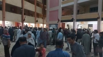 طوابير ناخبين .. إقبال كبير بمدرسة ميت شماس بالمنوات صور