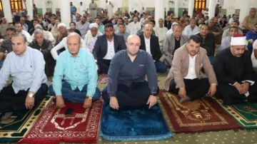 محافظ بني سويف يؤدي صلاة الجمعة بمسجد عمر بن عبد العزيز.. وخطيب المسجد يحذر من مخاطر السوشيال ميديا على الأطفال محافظ بني سويف يؤدي صلاة الجمعة بمسجد عمر بن عبد العزيز.. وخطيب المسجد يحذر من مخاطر السوشيال ميديا على الأطفال