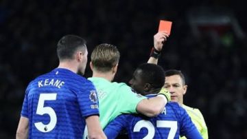 أغرب بطاقة حمراء في التاريخ طرد لاعب بعد اشتباكه مع زميله.. وحكم يستبعد مساعده أغرب بطاقة حمراء في التاريخ طرد لاعب بعد اشتباكه مع زميله.. وحكم يستبعد مساعده