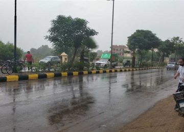 أمطار خفيفة على مرسى مطروح وسط فرحة البدو بأول الغيث أمطار خفيفة على مرسى مطروح وسط فرحة البدو بأول الغيث