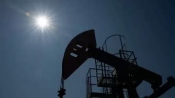 استقرار أسعار النفط وسط مخاوف تخمة المعروض