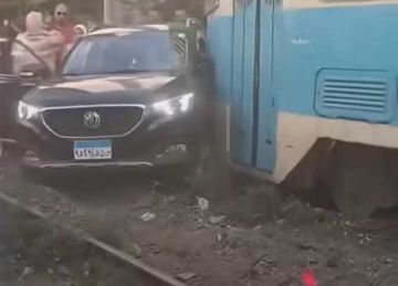 اصطدام ترام الإسكندرية بسيارة ملاكي بمزلقان سان ستيفانو (صور)