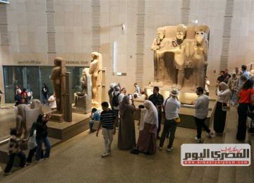  جدي رمسيس .. إقبال كبير من الشباب على التصوير مع التماثيل الأثرية بالمتحف الكبير