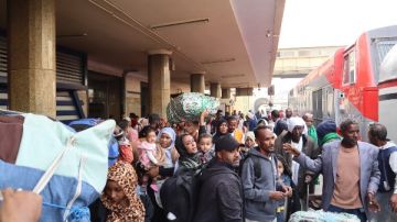 سكك حديد مصر تستكمل جهودها لنقل الأشقاء السودانيين.. 33 ألف راكب مستفيد من مشروع العودة الطوعية 