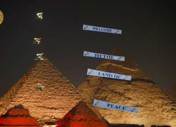 أهلا بكم فى أرض السلام.. سماء المتحف المصرى الكبير ترحب بالضيوف أهلا بكم فى أرض السلام.. سماء المتحف المصرى الكبير ترحب بالضيوف