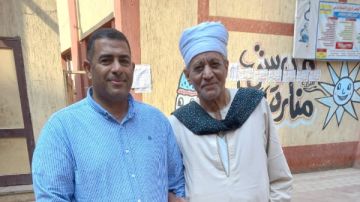 ناخب أمام مدرسة 6 أكتوبر الابتدائية ببولاق الدكرور: تصويت المواطنين مهم لبلدنا العظيمة ناخب أمام مدرسة 6 أكتوبر الابتدائية ببولاق الدكرور: تصويت المواطنين مهم لبلدنا العظيمة