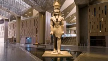 إشادات واسعة من السائحين بعظمة المتحف المصري الكبير