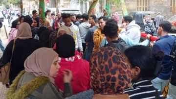 إقبال كثيف من الشباب والنساء بلجنة شبرا القومية للمشاركة في العرس الديمقراطي إقبال كثيف من الشباب والنساء بلجنة شبرا القومية للمشاركة في العرس الديمقراطي