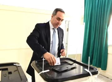 الأمين العام لمجلس النواب يدلي بصوته ويؤكد: الانتخابات ركيزة أساسية للتعبير عن إرادة الناخبين