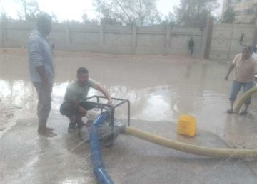 انتشار فرق الطوارئ لرفع تجمعات مياه الأمطار بأحياء مرسى مطروح