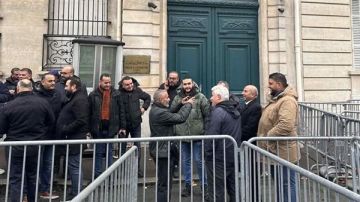 توافد الجالية المصرية في باريس أمام لجان الاقتراع للمشاركة في انتخابات النواب