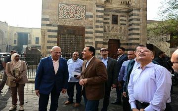 رئيس الوزراء المصري يتفقد أعمال إعادة إحياء منطقة حارة الروم وباب زويلة