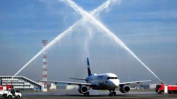 لماذا ترش الطائرات بالماء قبل الإقلاع والهبوط؟.. يحدث بهذه المناسبات