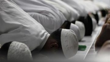 ما المسافة المسموح بها بين الصفوف فى صلاة الجماعة؟.. الإفتاء توضح