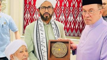 منح جائزة الشيخ أبوبكر للتميز لرئيس وزراء ماليزيا