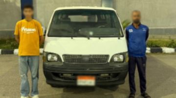 القبض على سائق ميكروباص سمح لشخص بالتشبث بالسيارة مرتديا حذاء تزلج