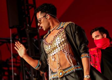 بعد أسبوع على رحيله.. محمد رمضان يكشف عن وصية والده من خلال أغنية جديدة (فيديو) بعد أسبوع على رحيله.. محمد رمضان يكشف عن وصية والده من خلال أغنية جديدة (فيديو)