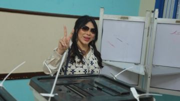 غادة إبراهيم تدلي بصوتها في مدرسة مصطفي كامل بمساكن شيراتون