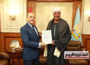 محافظ كفرالشيخ يسلم 8 عقود تقنين أراضي أملاك دولة للمستفيدين
