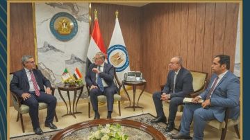 وزير البترول يبحث مع سفير الجزائر تعزيز التعاون في القطاع