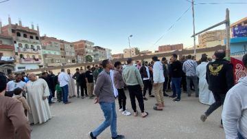 ازدحام الناخبين أمام لجنة مدرسة القنطرة غرب الابتدائية بالإسماعيلية