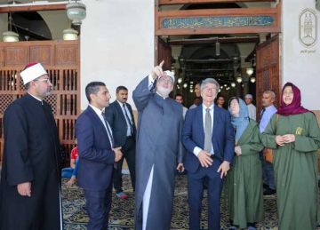 البروفيسور جيفري ساكس في جولة داخل الجامع الأزهر: واحد من أكثر أماكن العبادة تفردا وخصوصية (صور)