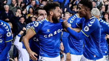 بعشرة لاعبين.. إيفرتون يهزم مانشستر يونايتد في البريميرليج