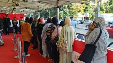 توافد ملحوظ للسيدات في لجنة مدرسة قصر الدوبارة في المرحلة الثانية لانتخابات مجلس النواب توافد ملحوظ للسيدات في لجنة مدرسة قصر الدوبارة في المرحلة الثانية لانتخابات مجلس النواب