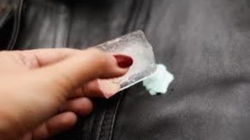 حيلة عبقرية لإزالة اللبان العالق في الملابس.. بدون مجهود أو تلف للقماش حيلة عبقرية لإزالة اللبان العالق في الملابس.. بدون مجهود أو تلف للقماش