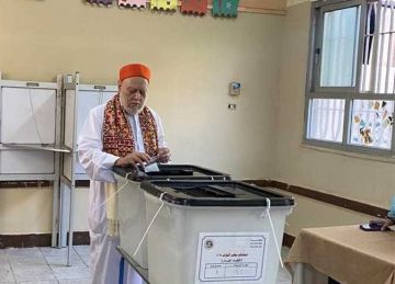 د.علي جمعة يدلي بصوته في انتخابات مجلس النواب.. ويدعو المواطنين للمشاركة (صور) د.علي جمعة يدلي بصوته في انتخابات مجلس النواب.. ويدعو المواطنين للمشاركة (صور)