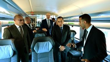 رئيس الوزراء يعطي إشارة بدء التشغيل التجريبي للقطار الكهربائي السريع