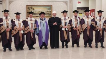 رئيس جامعة الأزهر لحظة تكريم خريجي ماليزيا : نهنئكم والعالم بافتتاح المتحف المصري الكبير