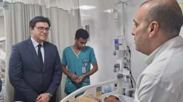 وزير الثقافة يزور طلاب أسوان المصابين في حادث طريق إسنا للاطمئنان على حالتهم الصحية وتوفير الدعم الكامل لهم