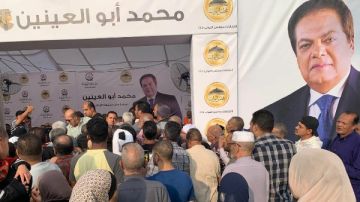 أجواء احتفالية أمام مدرسة الفاروق عمر مع وصول المرشح محمد أبو العينين لمتابعة الانتخابات