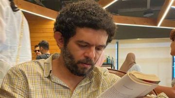 إحالة رسام الكاريكاتير أشرف عمر إلى المحاكمة بتهمة الانضمام لجماعة إرهابية