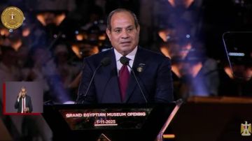 الرئيس السيسي يصطحب ضيوف مصر في جولة داخل المتحف الكبير الرئيس السيسي يصطحب ضيوف مصر في جولة داخل المتحف الكبير