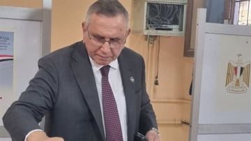 انتخابات النواب.. عبد السند يمامة يدلي بصوته في لجنة مدرسة بدر بالدقي