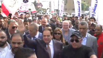 حشود الناخبين أمام لجان انتخابات النواب في الجيزة.. واستقبال حافل للنائب محمد أبو العينين